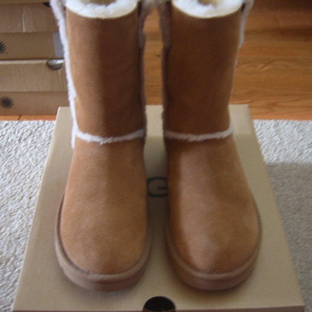 New w/Box UGG Women Classic Short Spill Seam Boots sz 5